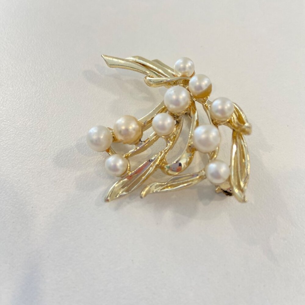 Vintage Coro Gold-Tone Leaf & Pearl Brooch Pin Jewelry timeless classic feminine